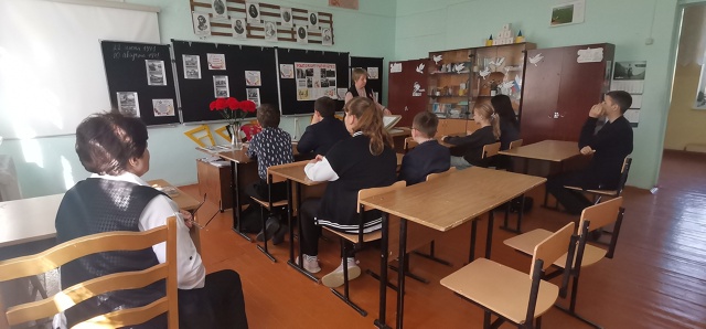 Для учащихся Рябчинской СОШ классов прошел классный час «Поклонимся великим тем годам»