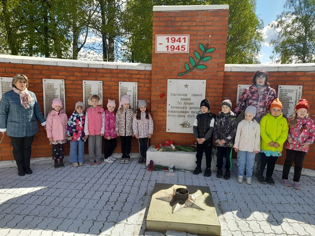 Воспитанники Дубровского детского сада № 2 совершили экскурсию к мемориалу Славы