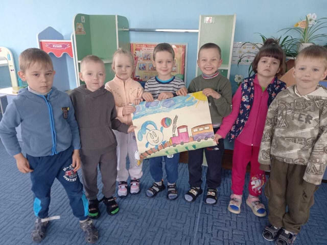 Воспитанники Дубровского детского сада №4 нарисовали плакат, посвященный правилам безопасности на железной дороге