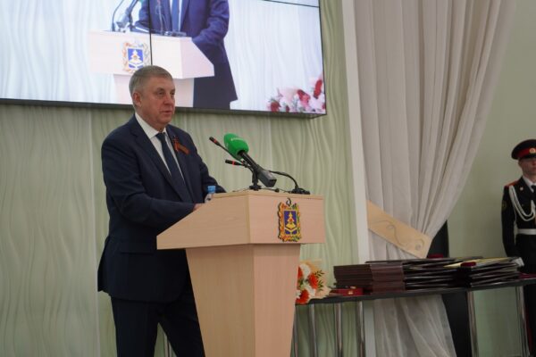 Александр Богомаз вручил государственные награды участникам СВО и представителям предприятий