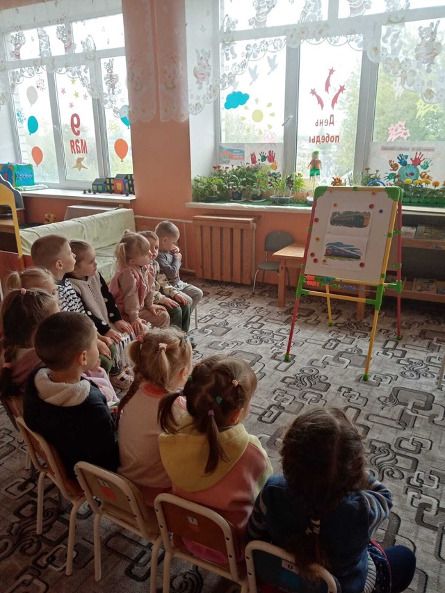 Для воспитанников Дубровского детского сада №4 состоялась беседа «Правила безопасного поведения на железной дороге»