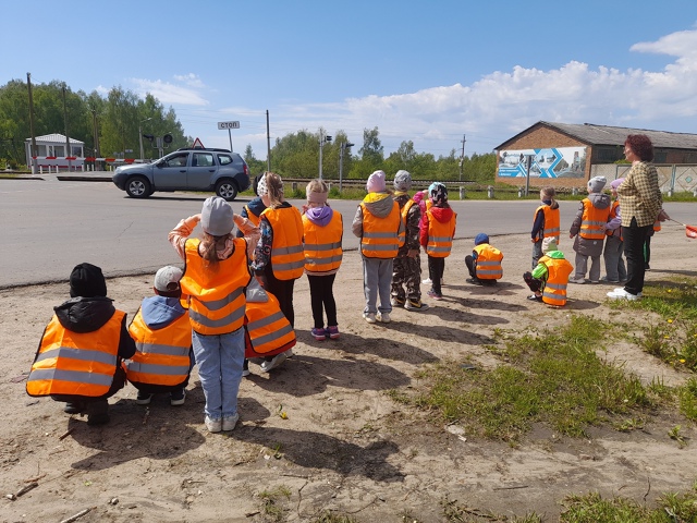 Воспитанники Дубровского детского сада №2 совершили экскурсию на железнодорожный переезд