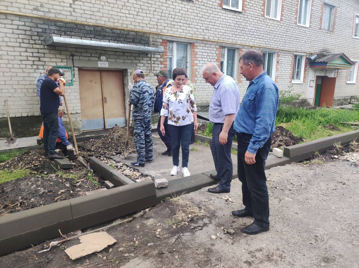 В Погаре Брянской области продолжается благоустройство дворовых территорий