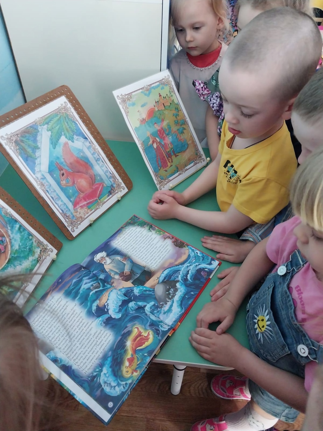 Для воспитанников Дубровского детского сада №2 прошел час сказок «В волшебной Пушкинской стране»