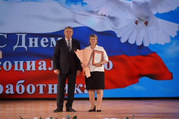 Александр Богомаз поздравил социальных работников в преддверии профессионального праздника