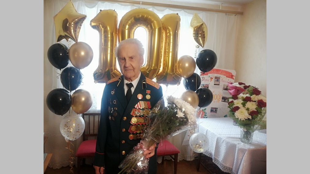 В Брянске свой 101 день рожденияВетеран ВОВ Борис Васильевич Шапошников отмечает в Брянске свой 101-й день рождения