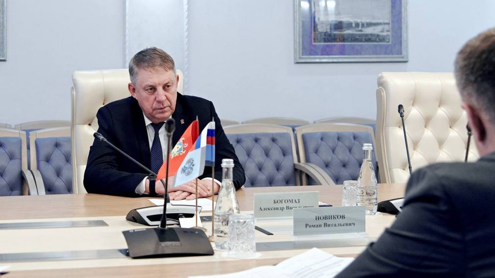 Губернатор Александр Богомаз провел рабочую встречу с руководителем Федерального дорожного агентства