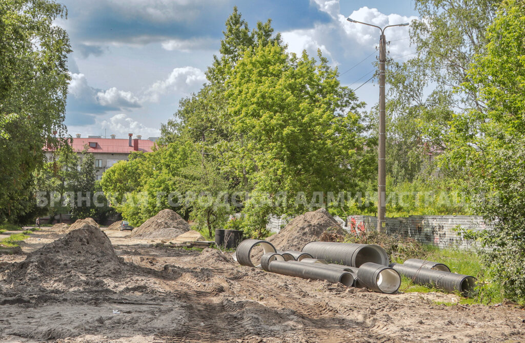В Брянске на улице Комсомольской начали прокладывать ливневую канализацию