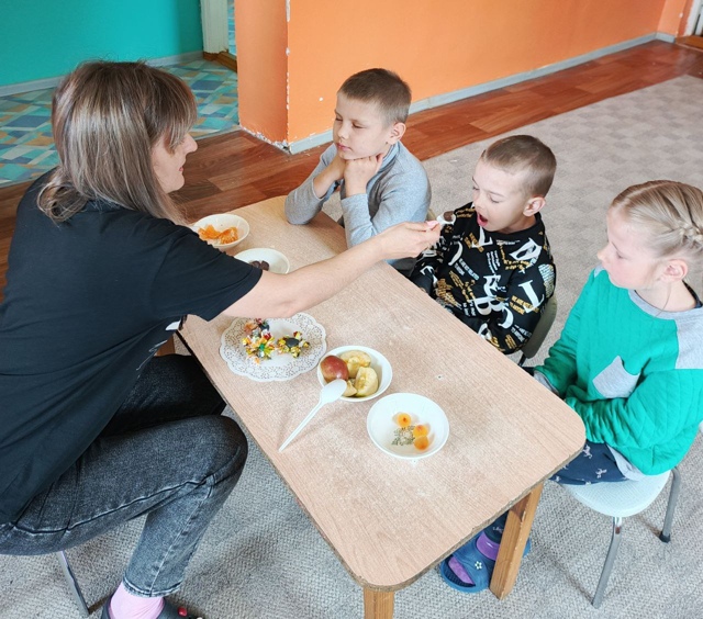 Для воспитанников ГБУ КЦСОН Дубровского района прошла игровая программа «Путешествие в страну Сладкоежек»