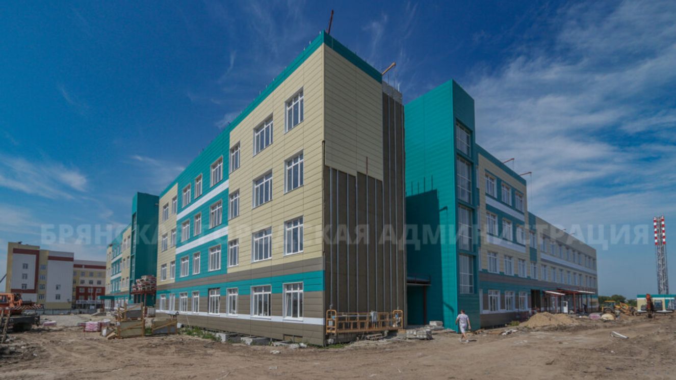 В Брянске утеплили стены строящегося 2-го корпуса Центра образования «Перспектива»