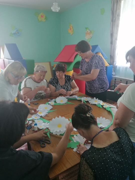 Участники клуба «Активное долголетие» сделали своими руками фоторамку, украшенную ромашками