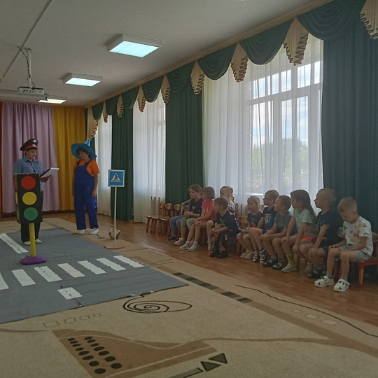 Для воспитанников Дубровского детского сада №4 состоялось мероприятие «Незнайка и правила безопасности на дороге!»