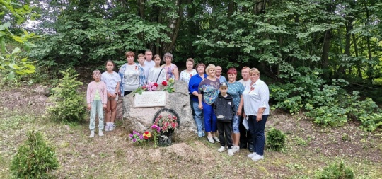 Учащиеся Рябчинской СОШ приняли участие в церемонии возложения цветов к памятному знаку на месте расстрела фашистами мирных жителей д. Буда