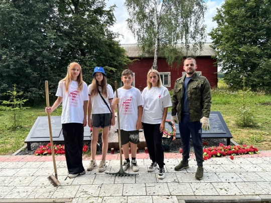 В поселке Дубровка состоялся субботник на мемориале жертвам Холокоста