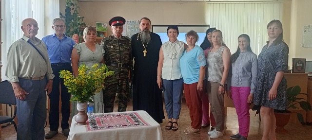 В Дубровской библиотеке состоялась встреча с настоятелем храма во имя мучеников Флора и Лавра поселка Рогнедино Отцом Александром