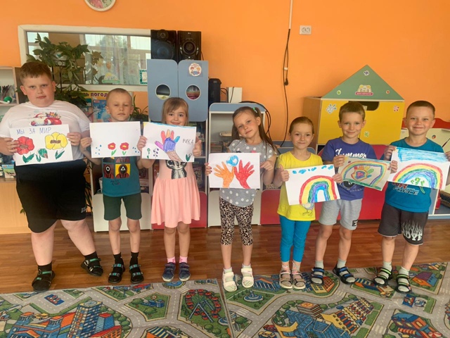 Для воспитанников Дубровского детского сада №4 состоялась художественно-эстетическая деятельность по рисованию «Мир и дружба, всем нужны! Мир всего важней на свете!»