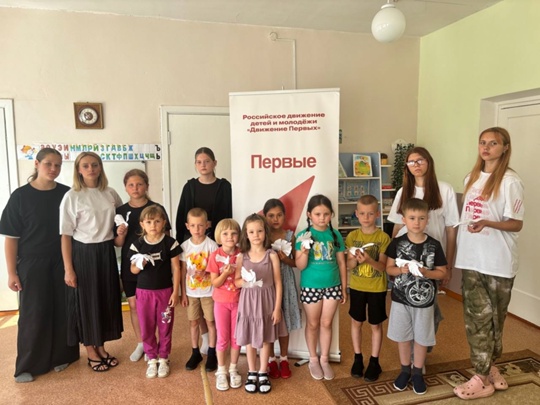 Для воспитанников Дубровского детского сада №2 «Ромашка» прошло мероприятие, посвященное Дню памяти детей-жертв войны в Донбассе