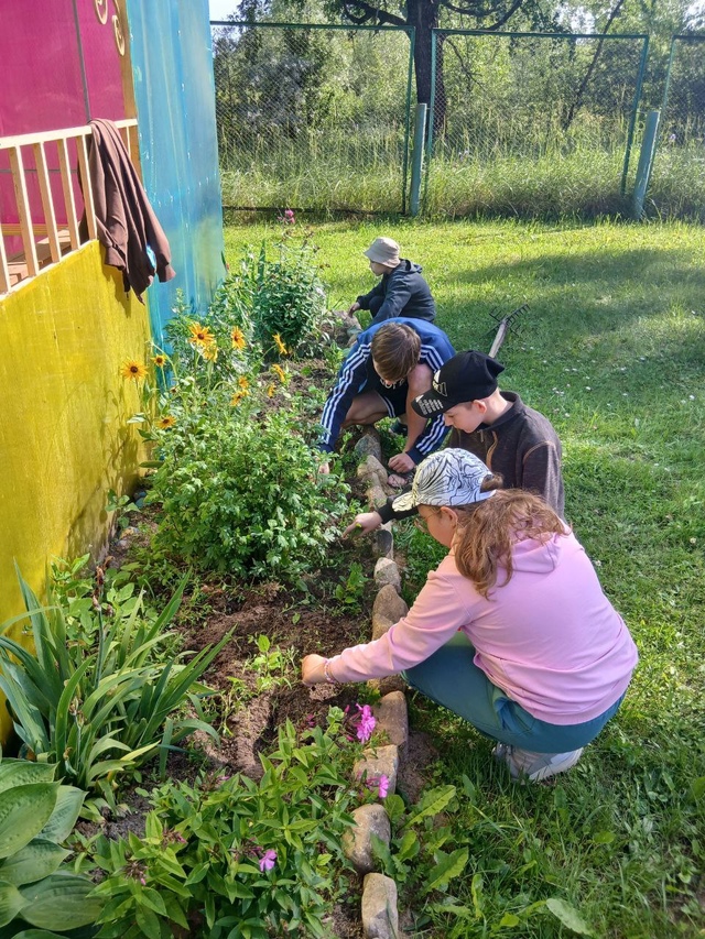 Воспитанники ГБУ КЦСОН Дубровского района привели в порядок клумбы
