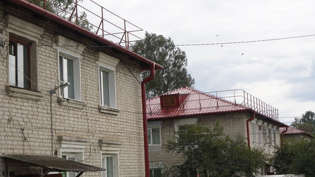 В брянских Локте и Погребах ремонтируют кровли жилых домов