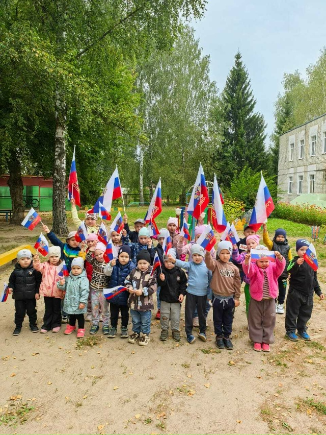 Для воспитанников Дубровского детского сада № 2 состоялось мероприятие, посвященное Дню Государственного флага РФ