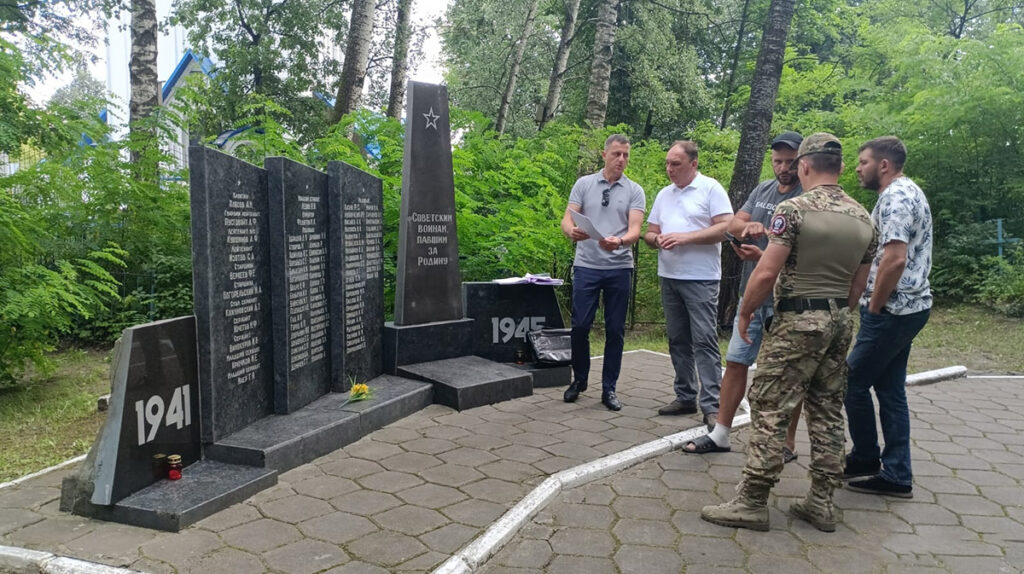 В Брянске по улице Чехова на кладбище благоустроят братскую могилу советских воинов