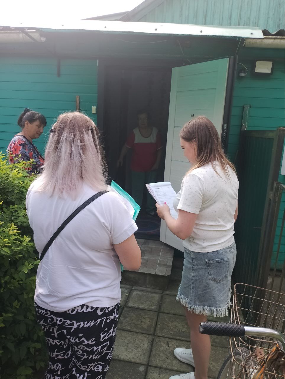 Специалисты ГБУ КЦСОН Дубровского района регулярно посещают своих подопечных