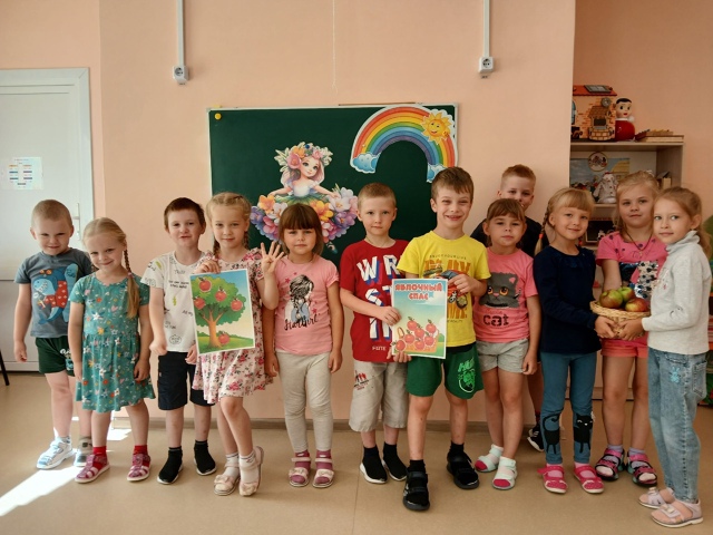 Для воспитанников Сещинского детского сада прошло мероприятие «Яблочный Спас-яблок припас»