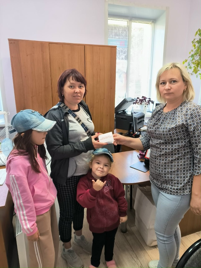 Семья из Дубровского района получила удостоверение многодетной семьи