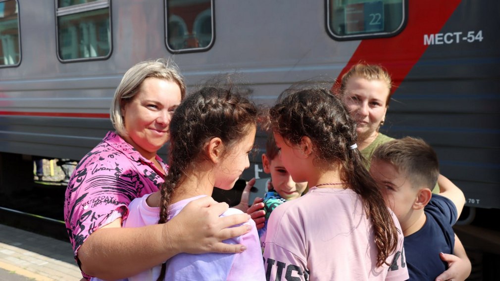 Сладкие подарки для ребят из ЛНР передали от Брянской областной Думы