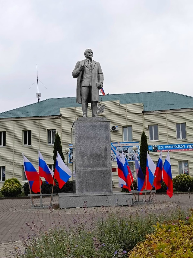 В Дубровке прошло мероприятие ко Дню Государственного флага