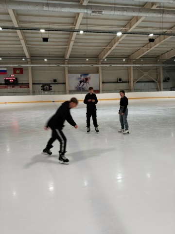 Воспитанники ГБУ КЦСОН Дубровского района посетили ледовый дворец «Десна»