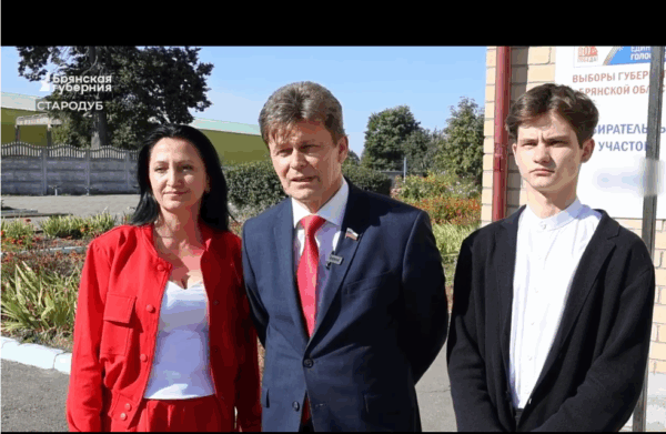 В Стародубском районе Брянской области проголосовал сенатор РФ Василий Попадайло