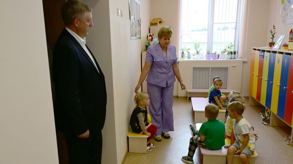 Александр Богомаз поздравил воспитателей с профессиональным праздником