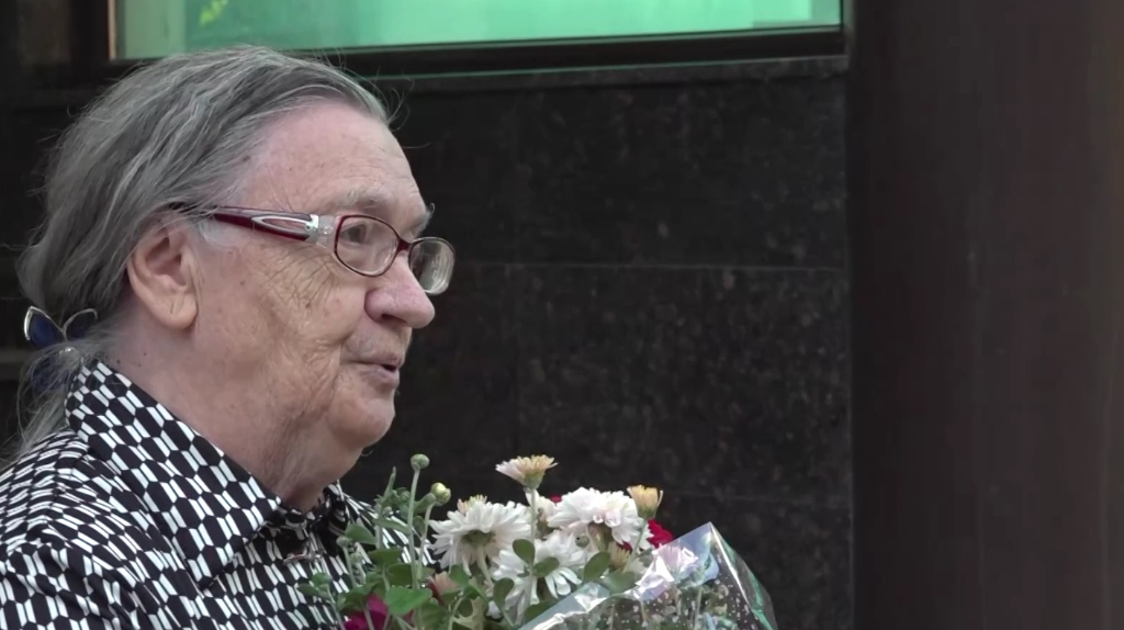 Легендарную спортсменку и блокадницу Людмилу Самотёсову поздравили артисты Брянской филармонии