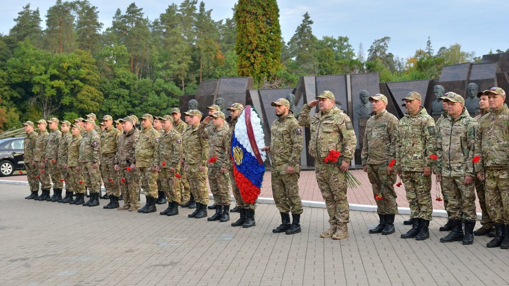 Бойцы «БАРС — Брянск» на Партизанской поляне почтили память воинов-освободителей