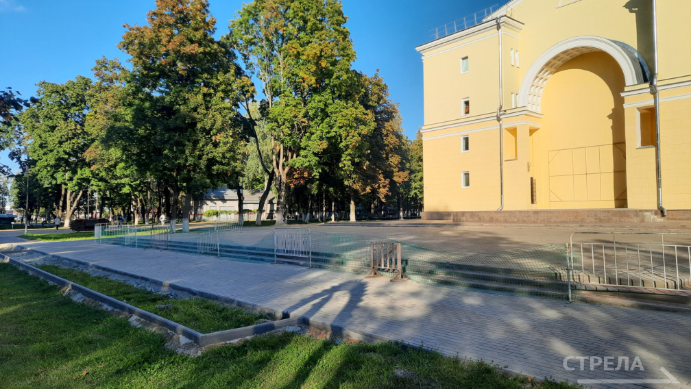 В Брянске в Парке культуры и отдыха железнодорожников обновляют летнюю сцену