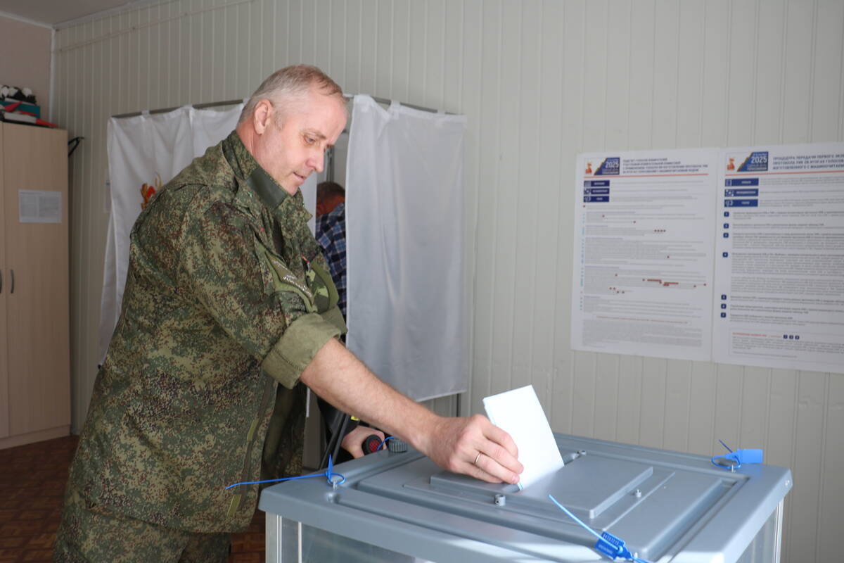 В Стародубе проголосовал участник спецоперации Денис Соколов