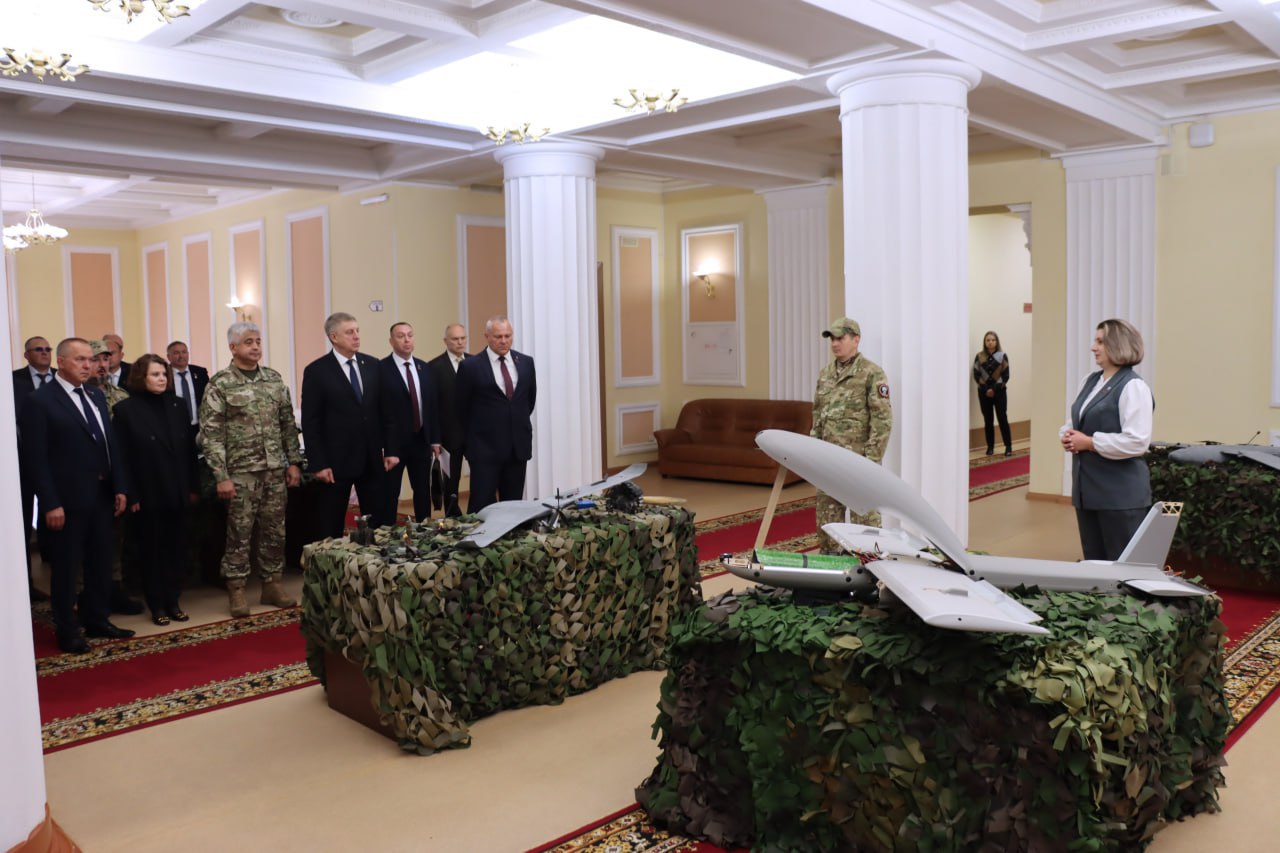 Командующий группировкой «Север» ознакомился с экспозицией «Хроники террора неонацистского режима» в Брянске