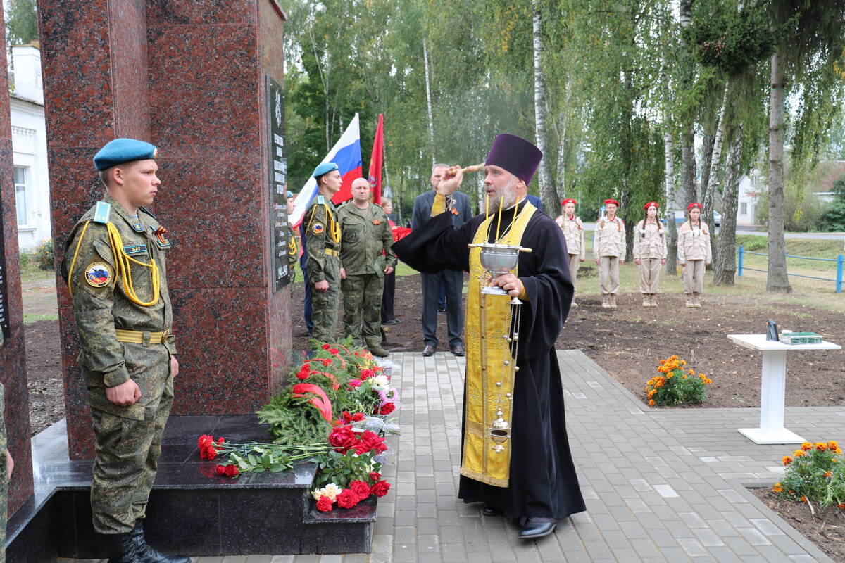 В Стародубском районе открыли после реконструкции памятник воинам-землякам
