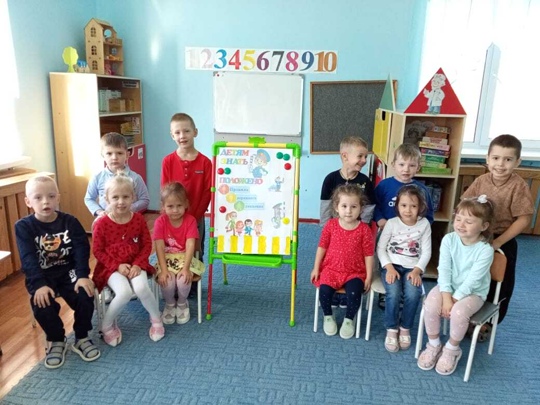 Воспитанники Дубровского детского сада № 4 изготовили плакат «Детям знать положено правила дорожного движения!»