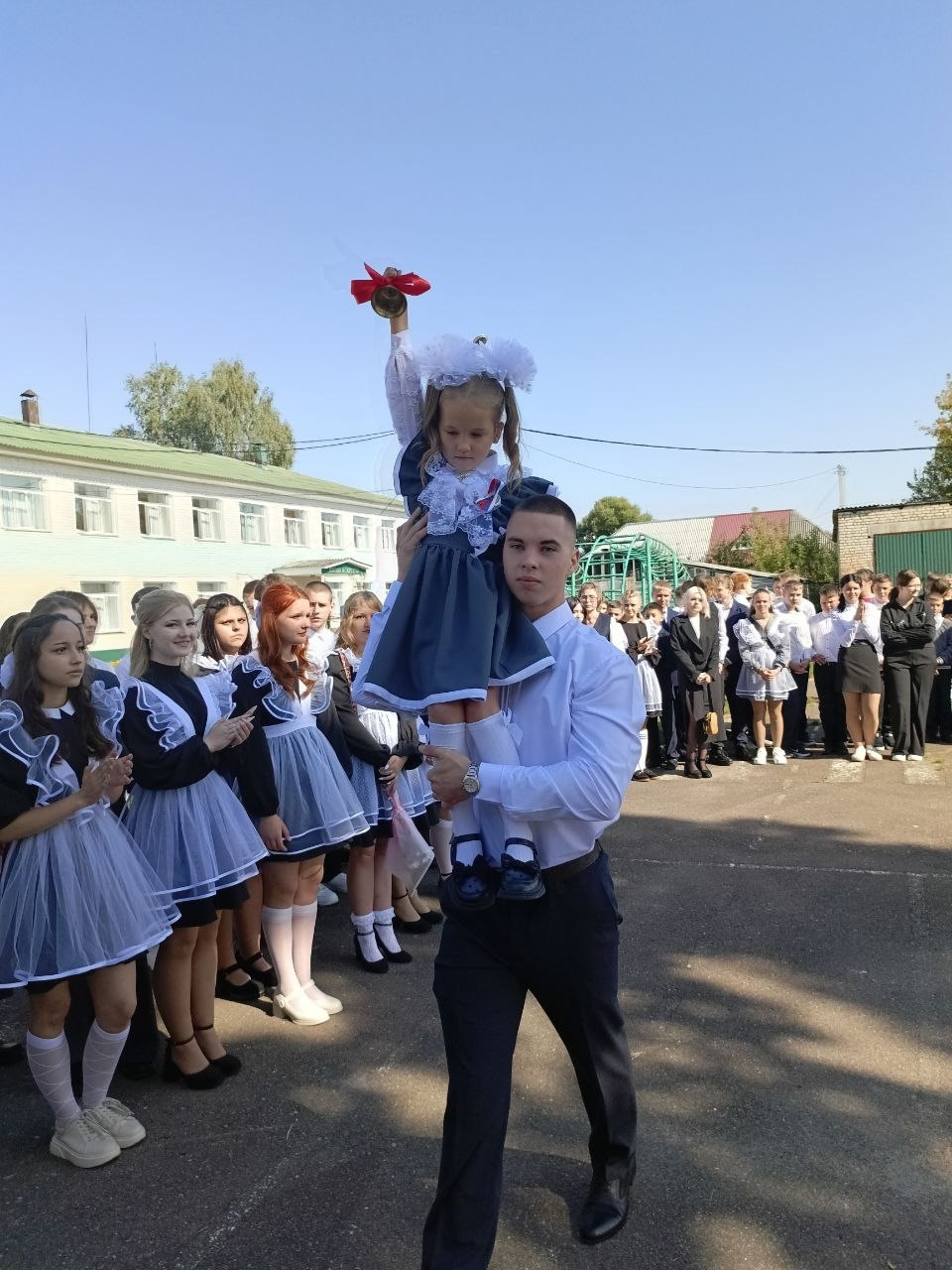 В Дубровской №1 СОШ состоялась линейка, посвященная Дню Знаний