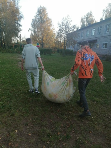 Воспитанники вышли на уборку прилегающей территории