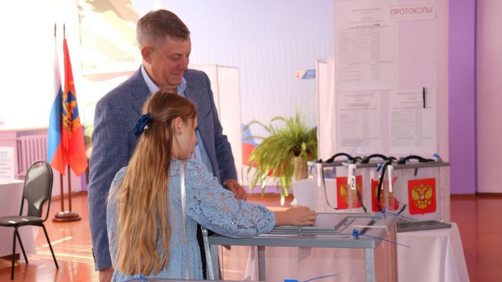 Губернатор Брянской области Александр Богомаз вместе с внучкой посетил избирательный участок и проголосовал