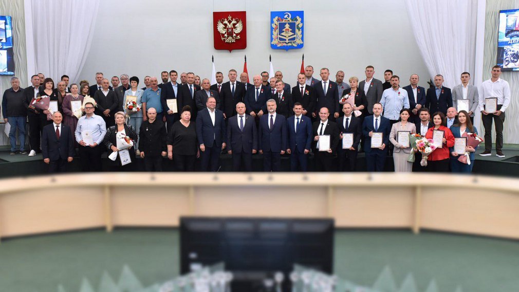 Губернатор Александр Богомаз поздравил сотрудников и ветеранов машиностроительной отрасли