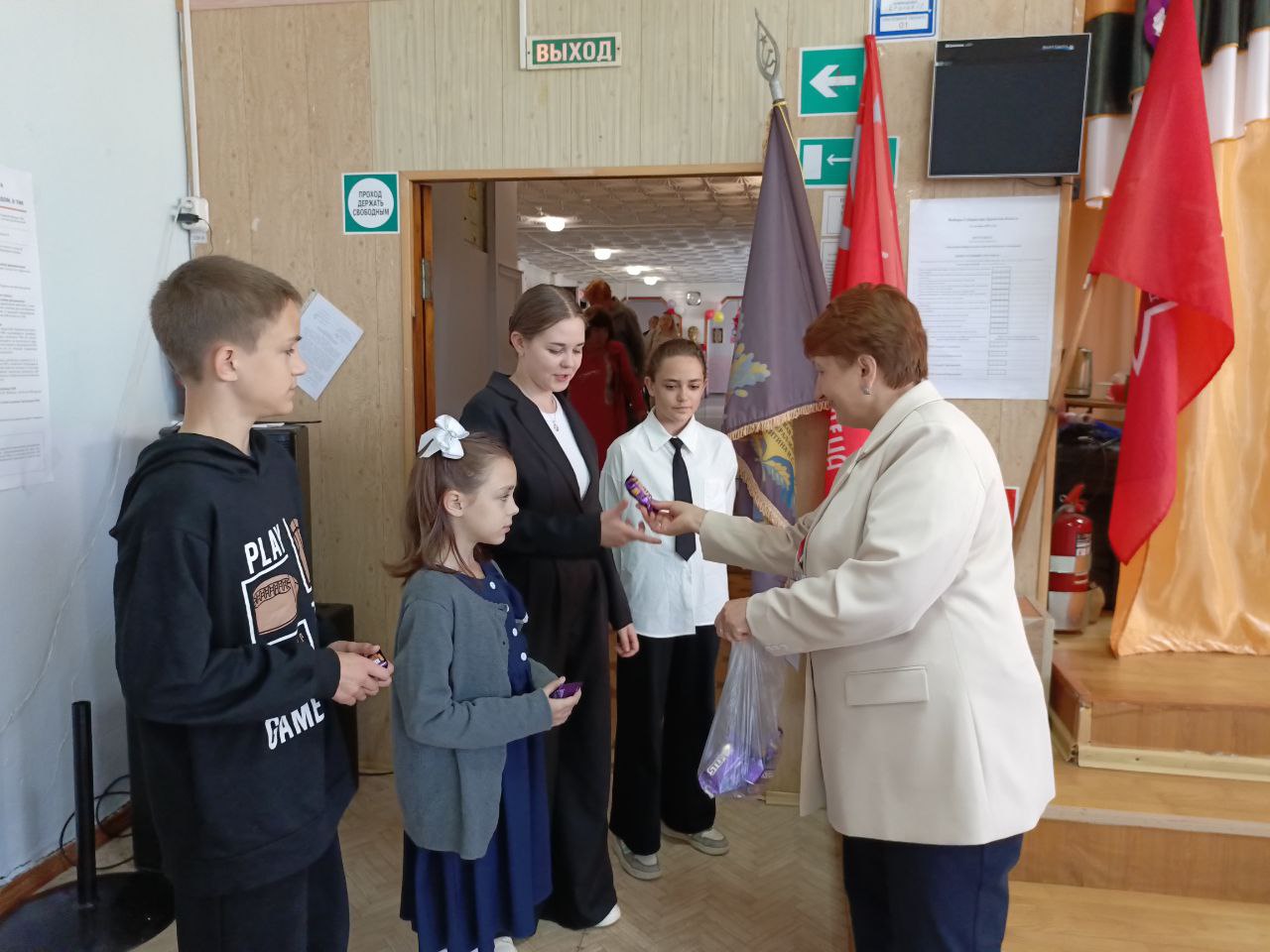 Юным дубровчанам на избирательных участках вручают сладкие сувениры