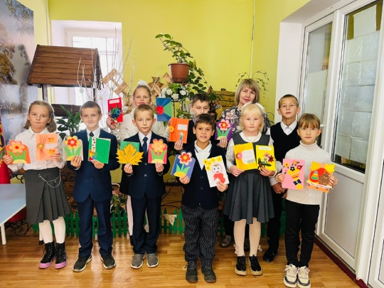 Учащиеся Дубровской №1 СОШ поздравили воспитателей с их профессиональным праздником