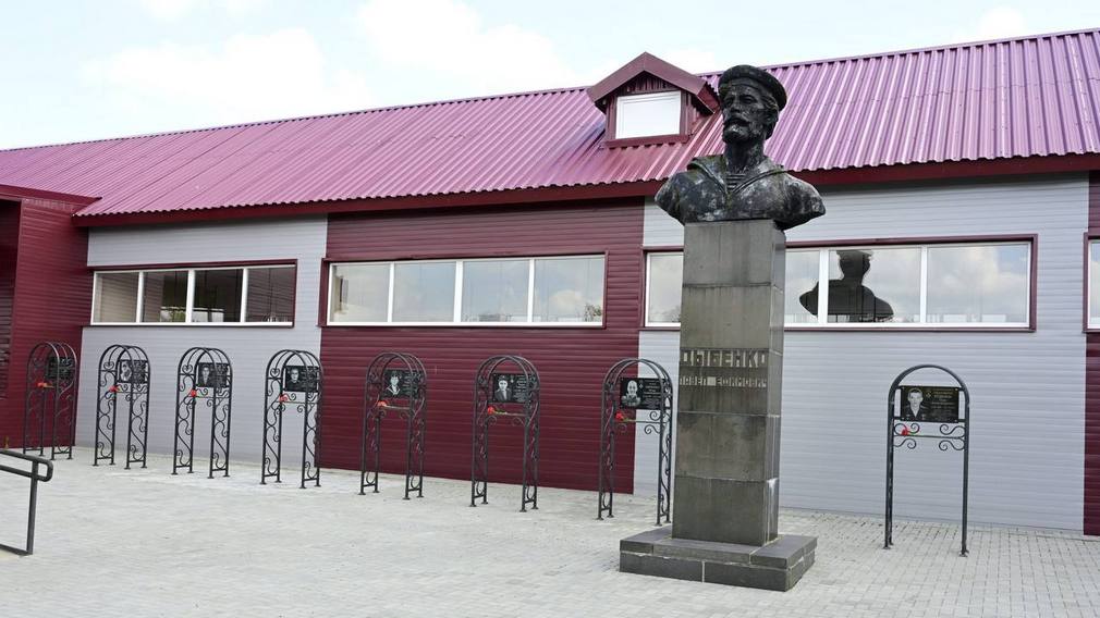 В Новозыбковской школе №6 открыта Аллея Героев