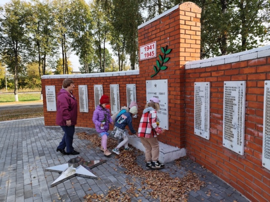 Воспитанники Дубровского детского сада № 4 возложили цветы к Мемориалу Славы