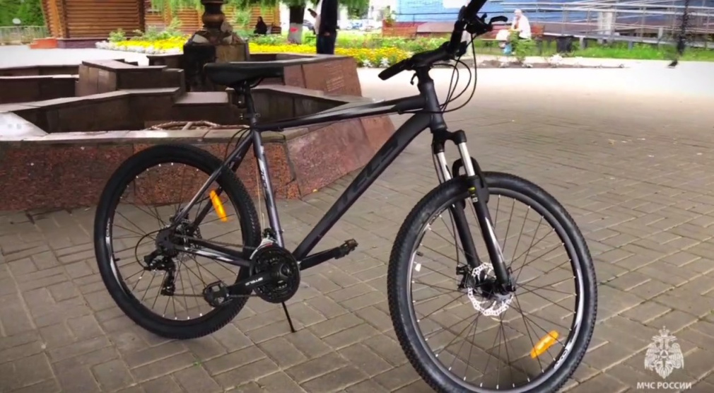 Спасателю из Брянска, получившему ожоги при тушении пожара, вручили новый велосипед