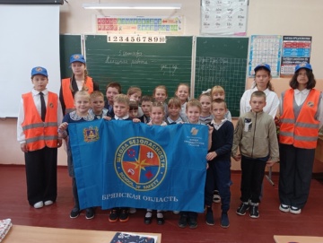 Воспитанники Дубровской № 1 СОШ провели классный час «Волонтёры — кто если не мы!»